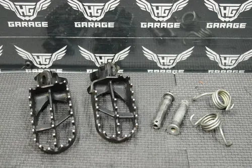 2006 YAMAHA WR250F OEM FOOT PEGS PEDALS FRAME STAND FOOTPEG PEDAL FOOTREST NICE!