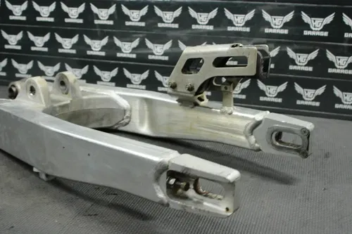 1999 HONDA CR125R OEM SWINGARM SWING ARM SUSPENSION 52200-KZ3-J10 READ DESC!