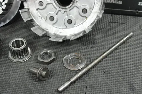 1999 SUZUKI RM125 OEM COMPLETE CLUTCH BASKET HUB HARDWARE SPRINGS READ DESC!