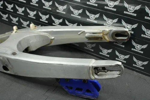 2005 YAMAHA YZ450F OEM SWINGARM SWING ARM SUSPENSION 1C3-22110-00-00 READ DESC!