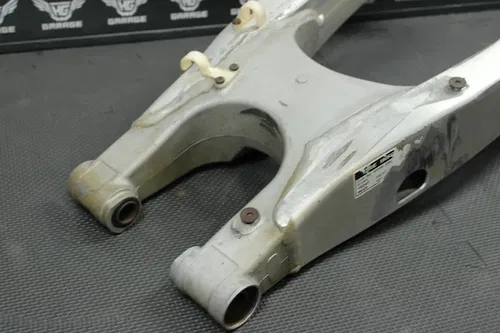 2005 YAMAHA YZ450F OEM SWINGARM SWING ARM SUSPENSION 1C3-22110-00-00 READ DESC!