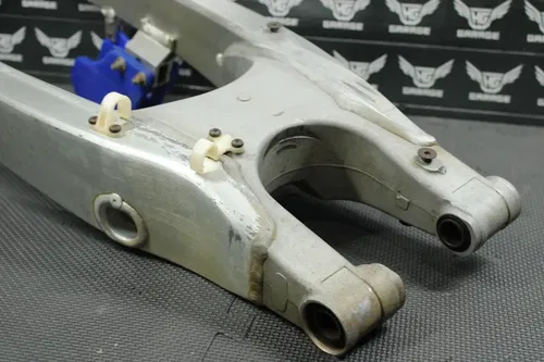 2005 YAMAHA YZ450F OEM SWINGARM SWING ARM SUSPENSION 1C3-22110-00-00 READ DESC!