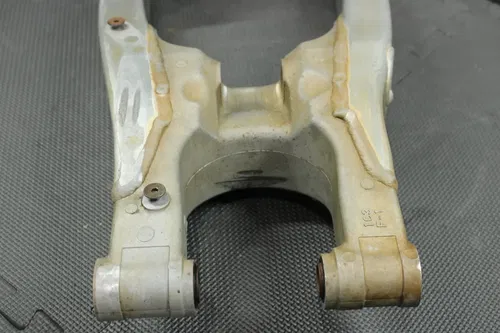 2005 YAMAHA YZ450F OEM SWINGARM SWING ARM SUSPENSION 1C3-22110-00-00 READ DESC!