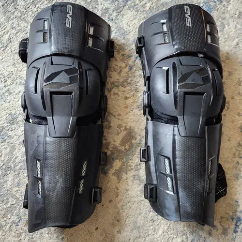 EVS RS9 Knee Brace Pair