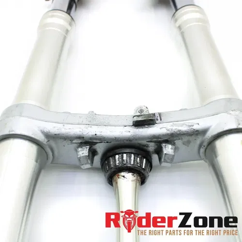 2004 2005 HONDA CBR1000RR FORKS FRONT SUSPENSION END FORK TRIPLE TREE CLAMP TOP