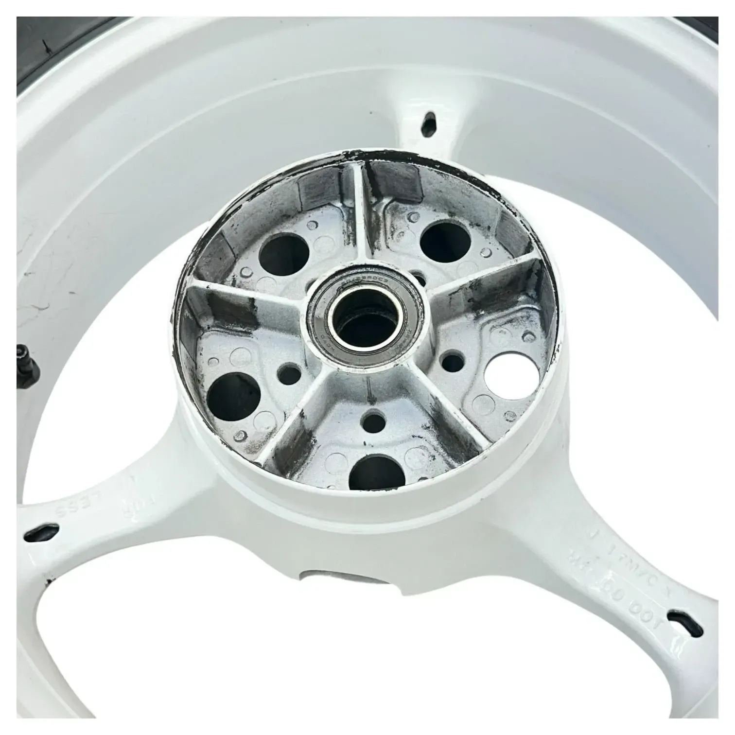 2007 2008 SUZUKI GSXR 1000 REAR WHEEL BACK RIM TIRE RUBBER HUB WHITE STOCK OEM