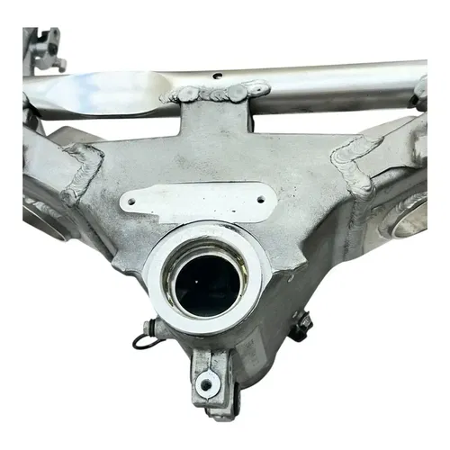 1999 - 2007 SUZUKI HAYABUSA MAIN FRAME CHASSIS BODY SILVER STOCK OEM