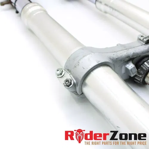 2004 2005 HONDA CBR1000RR FORKS FRONT SUSPENSION END FORK TRIPLE TREE CLAMP TOP