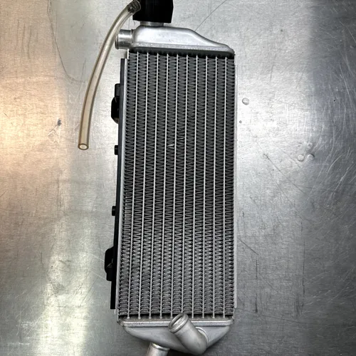 23 SX-f 250 Right Radiator with cap