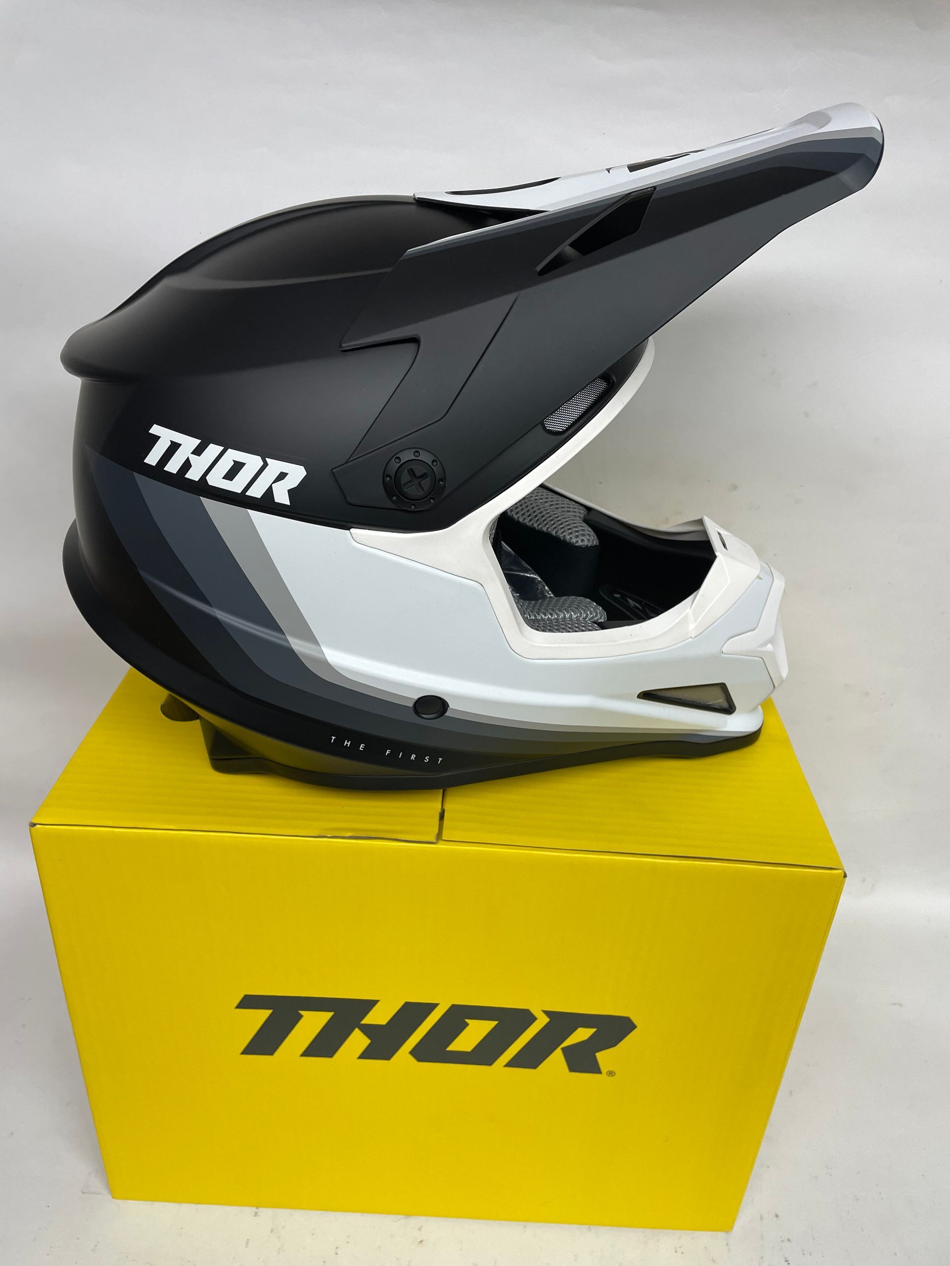 New Thor Sector Helmet - Runner W/ MIPS - Size Medium - Black/White