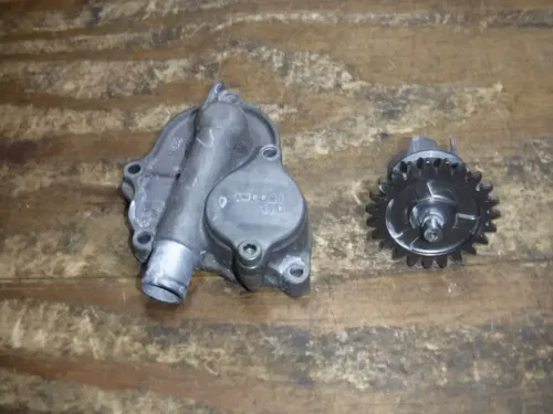 2005 RMZ450 Water Pump Impeller Shaft Cover Cap Fins Coolant