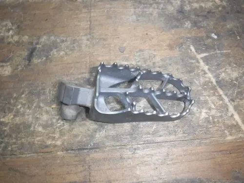 (M1) 2004 Yz250 Yamaha Right Side Foot Rests Peg Frame Fitting Boot Pedal