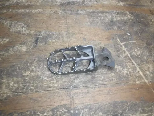 (M1) 2004 Yz250 Yamaha Right Side Foot Rests Peg Frame Fitting Boot Pedal