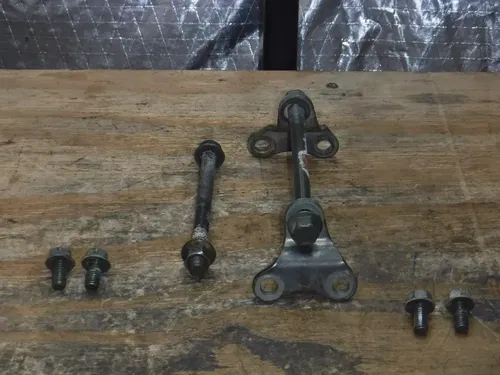 2005 Yz250f Bottom End Motor Mounting Bracket Mounting Bolts