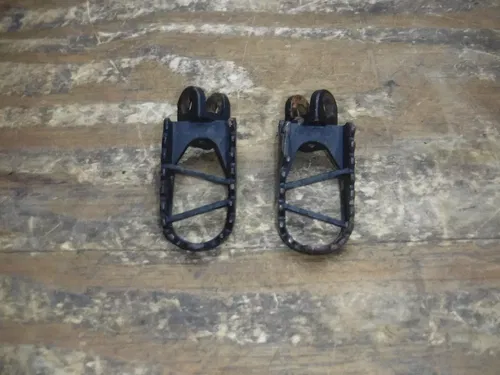 1997 Rm125 (A) Pegs Peg Foot Controls Pedal Frame Fitting 1996 1997 1998 - 2000