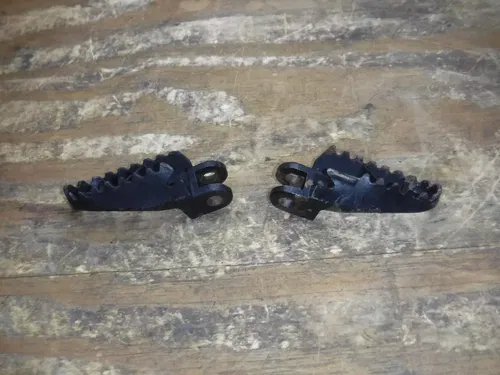 1997 Rm125 (A) Pegs Peg Foot Controls Pedal Frame Fitting 1996 1997 1998 - 2000
