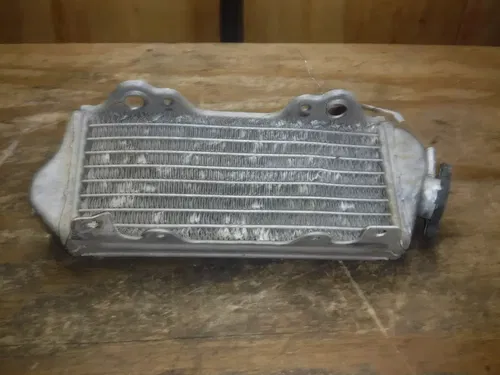 2004 Yz250 (M6) Yamaha Right Side Rad Radiator Fins Honeycomb Coolant Water