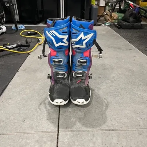 TECH 10 SUPERVENTED BOOTS - Size 9