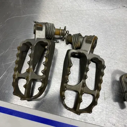 Yamaha Yz 250 F Foot Pegs And Hangers 