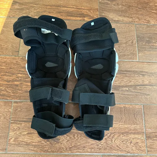 Leatt Knee Guards 