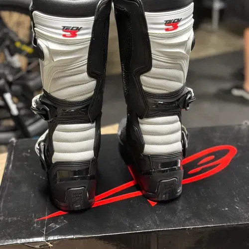 Alpine stars tech 3 black and white