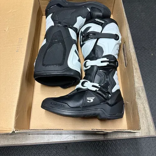 Alpine stars tech 3 black and white