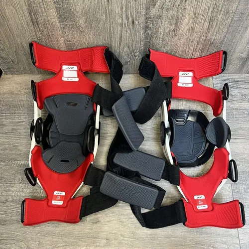 Pod Mx K4 Knee Braces Medium/Large with box