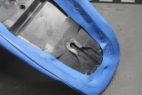 1996 HONDA 96-04 XR400R OEM SEAT SADDLE FOAM PAN COVER COMPLETE 77200-KCY-A30ZA