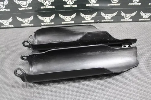 2004 HONDA CR125R CR250R BLACK FRONT LEFT RIGHT FORK GUARDS SHIELDS BOLTS