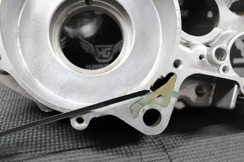 1997 1998 HONDA CR250R OEM RIGHT ENGINE CRANKCASE CRANK CASE 11100-KZ3-408 CRACK