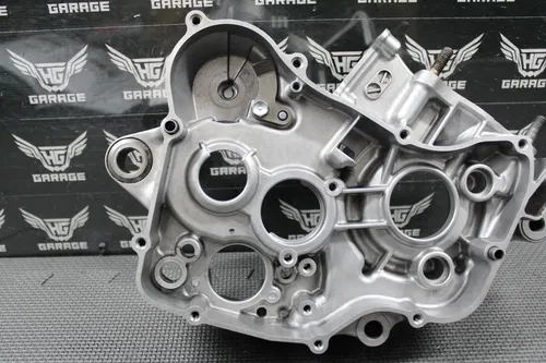 2003 HONDA CR125R OEM RIGHT ENGINE MOTOR CRANKCASE CRANK CASE 04921-KZ4-L30 NICE