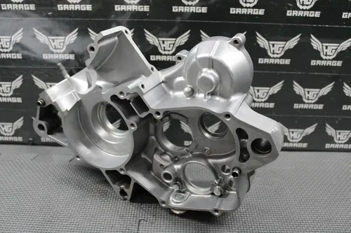 2003 HONDA CR125R OEM RIGHT ENGINE MOTOR CRANKCASE CRANK CASE 04921-KZ4-L30 NICE