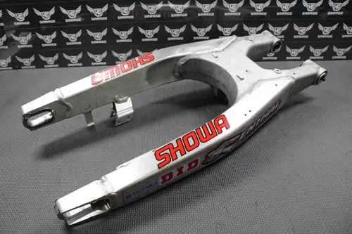2005 HONDA CRF450R OEM SWINGARM SWING ARM REAR SUSPENSION 52200-MEN-710