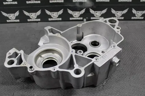 2002 KAWASAKI 96-06 KDX200 97-05 KDX220R OEM RIGHT ENGINE CRANKCASE CRANK CASE
