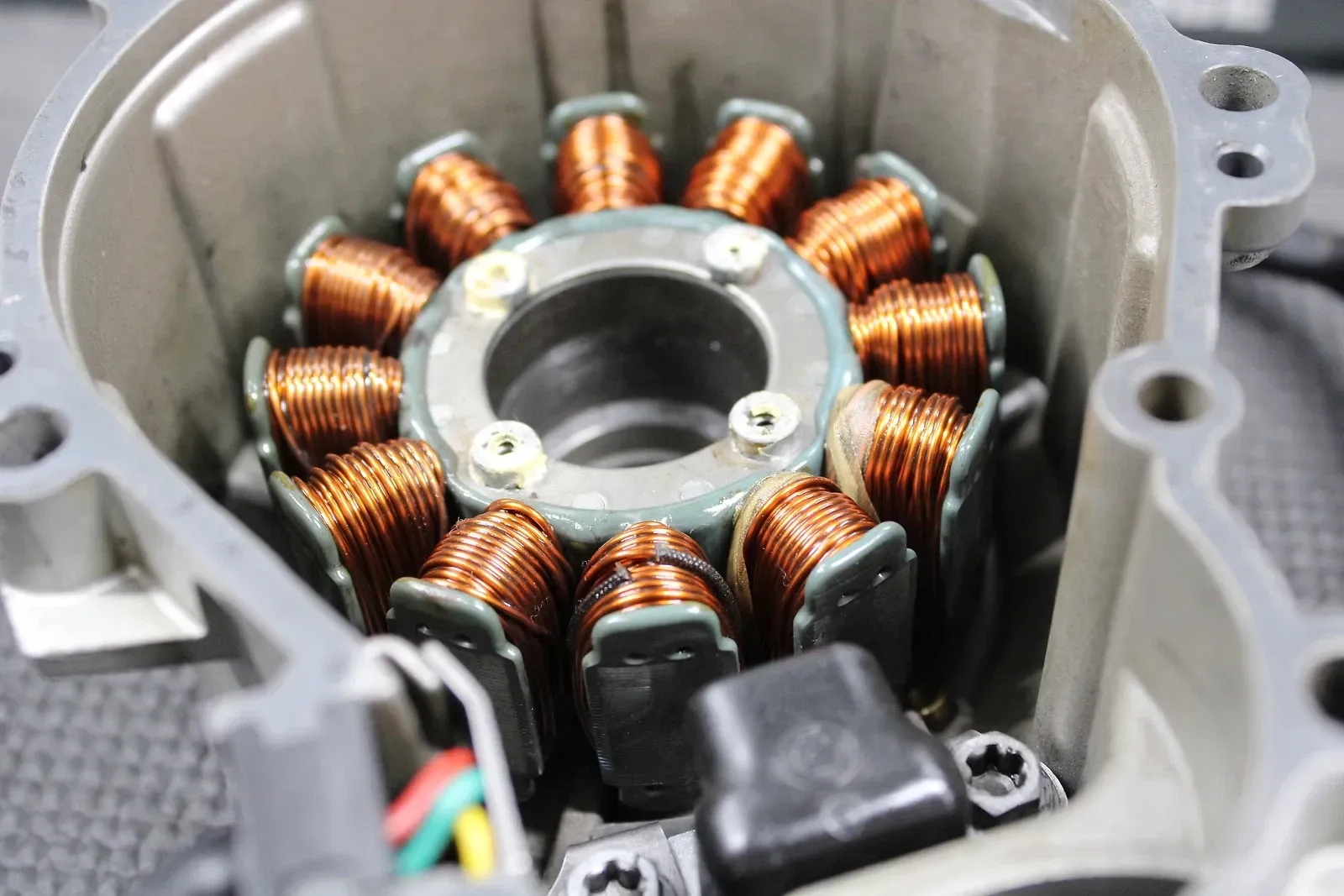 2011 KTM 11-15 350 SXF OEM STATOR MAGNETO GENERATOR IGNITION COVER 77239004000