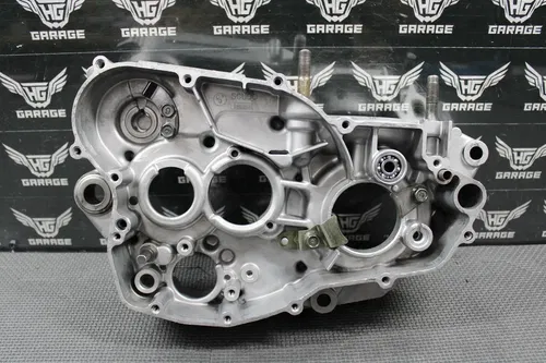 1999 99-01 YAMAHA YZ250 OEM RIGHT ENGINE CRANKCASE CRANK CASE 5CU-15121-01-00