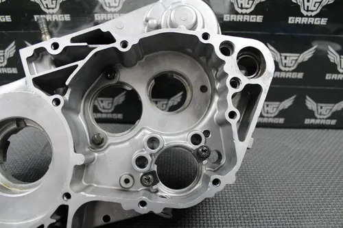 1999 99-01 YAMAHA YZ250 OEM RIGHT ENGINE CRANKCASE CRANK CASE 5CU-15121-01-00