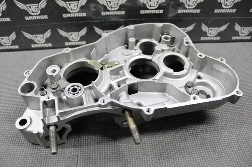 1999 99-01 YAMAHA YZ250 OEM RIGHT ENGINE CRANKCASE CRANK CASE 5CU-15121-01-00