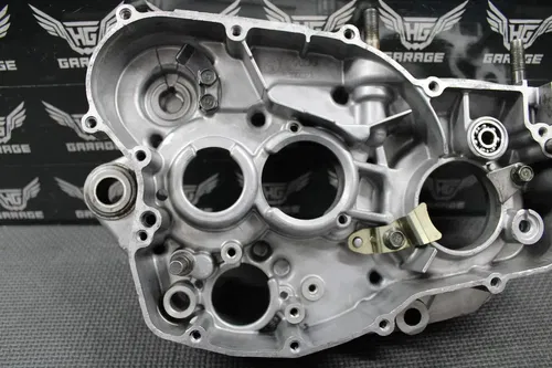 1999 99-01 YAMAHA YZ250 OEM RIGHT ENGINE CRANKCASE CRANK CASE 5CU-15121-01-00