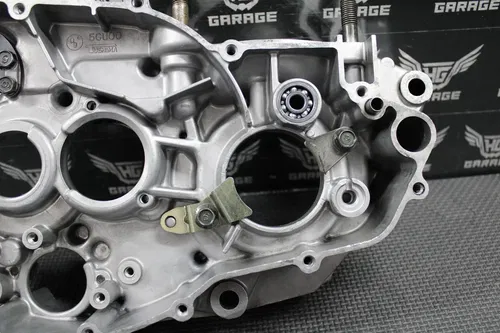 1999 99-01 YAMAHA YZ250 OEM RIGHT ENGINE CRANKCASE CRANK CASE 5CU-15121-01-00