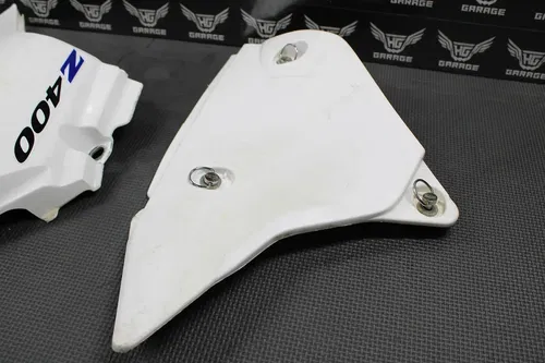 2000 SUZUKI 00-04 DRZ400 OEM WHTE PLASTIC AIRBOX COVER & LEFT SIDE NUMBER PLATE