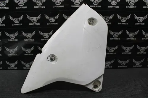 2000 SUZUKI 00-04 DRZ400 OEM WHTE PLASTIC AIRBOX COVER & LEFT SIDE NUMBER PLATE