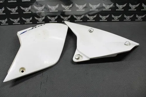 2000 SUZUKI 00-04 DRZ400 OEM WHTE PLASTIC AIRBOX COVER & LEFT SIDE NUMBER PLATE