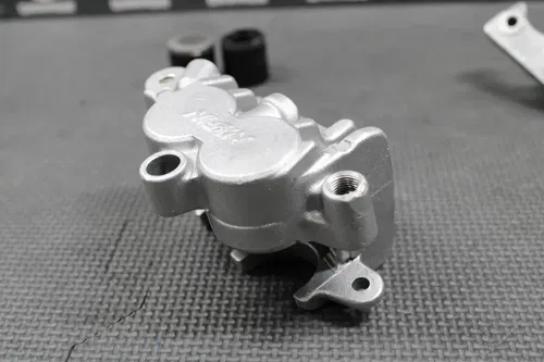 1999 96-00 SUZUKI RM125 RM250 OEM NISSIN FRONT BRAKE CALIPER BRACKET 59300-36E00