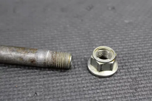 2002 96-04 HONDA XR400R OEM REAR BACK SWINGARM BOLT SUSPENSION PIVOT AXLE