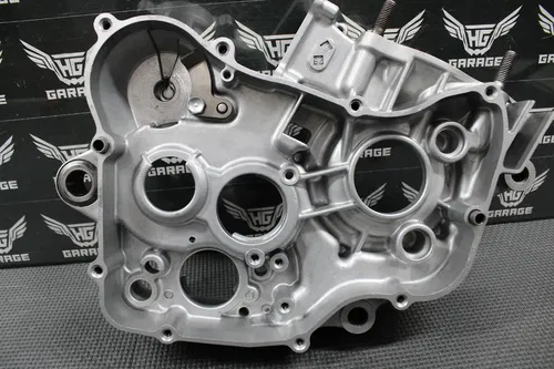 1999 99-02 HONDA CR125R OEM RIGHT ENGINE MOTOR CRANKCASE CRANK CASE BLOCK MINT!