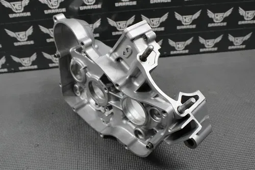 1999 99-02 HONDA CR125R OEM RIGHT ENGINE MOTOR CRANKCASE CRANK CASE BLOCK MINT!