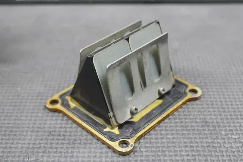 1999 99-00 SUZUKI RM125 OEM CARB INTAKE BOOT REED BLOCK REEDS 13110-36E01 GOOD