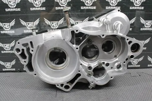 2001 SUZUKI 01-02 RM250 OEM RIGHT ENGINE MOTOR CRANKCASE CRANK CASE 11300-37856