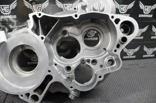 2001 SUZUKI 01-02 RM250 OEM RIGHT ENGINE MOTOR CRANKCASE CRANK CASE 11300-37856